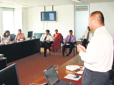 A Malaysian Consultant addressing a group at SEC’s new operations room