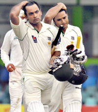 Mohammed Hafeez and and Azhar Ali walk back to the pavilion after their unbeaten knocks. - Pic by Amila Gamage
