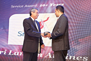 Picture shows Kamal Nanayakkara – IT Head, SriLankan Airlines receiving the over 10 years award of “Creative Excellence” at hSenid 15th Anniversary celebration event.