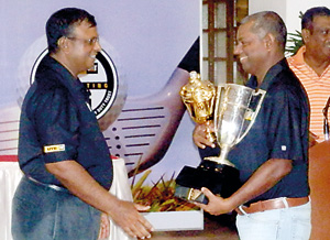 RCGC Captain Priath Fernando handing over Pin Fernando Trophy to Winner Priyanga Hapugalle. (Vice Captain Nimal Piyaratne in the background)