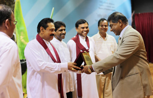 Picture shows Chairman/Managing Director of HVA Foods PLC, the owning company of HELADIV TEAS Rohan Fernando, accepting the coveted award from the President.