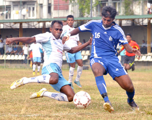 Air Force’s Sampath Perera and Navy’s Chameera Krishantha battle for possession.  Pic by Amila Gamage