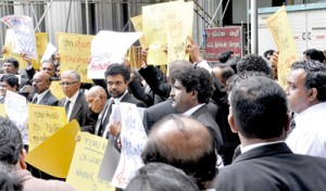 Hulfstdorp lawyers protesting on Wednesday the attack on the Mannar courts