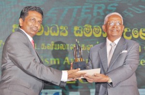 The Sepala Gunasena Award for Defending Press Freedom in Sri Lanka: Dr. A.C. Viswalingam (right) receiving the award on behalf of the Citizens Movement for Good Governance from Managing Director of the Sumathi Group, Jagath Sumathipala