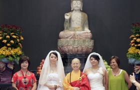 Taiwan couple in same-sex Buddhist wedding