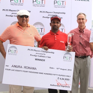 Anura Rohana with the cheque he won at the PGTI Tournament in Karnataka.