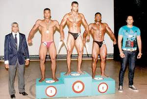 Amila Ushantha of The Wiz Gym, the winner of WP 70kg weight category flanked by Sisira Priyankara (left) of Chandra Barbell SC and H.P. Pathirana (right) of Army SC. Also in the picture are chief guest Darshan Pathirana and actor Roshan Ranawana, a guest of honour.