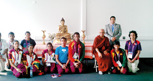 The Sri Lankan group with the High Commissioner of SL and Venerable Bogoda Seelawimala – the Head of the London Buddhist Vihare and Chief Sanga Nayaka of Great Britain