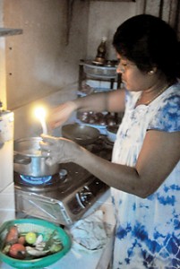 Cooking by kuppi laampu. Photo Mangala Weerasekara