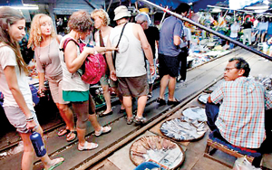 Once the No.4382 commuter train from Mae Klong to Ban Laem has gone, everything goes back to normal - as if nothing happened