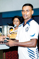 Best boxer in the men’s category Sameera Karunaratne of Army receiving the trophy chief guest Ananda Gunatileke.