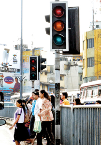 These traffic lights at Pettah have been malfunctioning on off for the past few weeks. Pix by Hasitha Kulasekera