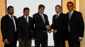 PMI Colombo Sri Lanka (PMICSL) President Aruna Kooragamage (third from left) and CICRA Director/CEO Boshan Dayaratne exchanging the MOU appointing CICRA as an authorized Project Management Education Provider. PMICSL Vice President – Professional Development Shanaka de Silva, PMICSL Executive Vice President/Chapter Secretary Ganesh Wijenayake and CICRA Executive Director Vasana Wickremasena also look on.