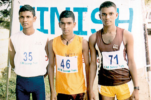 The winner Saman Pushpakumara (Pushpadana MV  Ambatenne Kandy) flanked by M.I.M. Tilakasiri (Mahinda Rajapaksa Navodaya MV Kureewela Matale) right and A.P. Murapalawatte of St. Sylvester’s College Kandy (left).