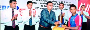 Under 15 winning captain, Avisha Wilwarachchi on right, receives the champions trophy from Gyruka Perusinghe.