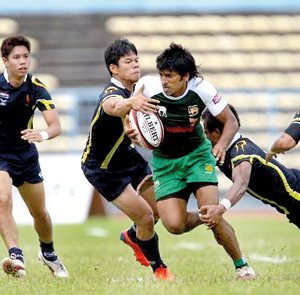 Sri Lanka Sevens player Saliya Kumara on the run against Chinese Taipei in Borneo.