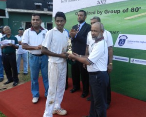 Zahira’s Mohamed Ilham receiving the best fielder’s award from Akram Moulana.
