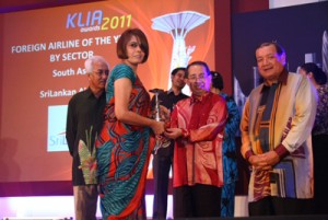 Seen here Sonia Raminder Kaur , Airport Service Executive SriLankan Airlines, accepting the KLIA award from Tan Sri Dato Sri Wan Abdul Aziz Wan Abdullah, chairman of Malaysia Airport.