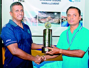 Men’s Open winner Sajith Wijetunga of SriLankan Airlines receiving his trophy from Ravi de silva.