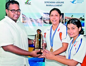 Women’s winners Gayani Dissanayake (2nd from left) and Ravihari de Silva of Cinnamon Lakeside receiving their trophies from Suranjith Fonseka.