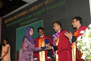 World prize winner Seyeda Mowhiba Hibshy Mowlana receiving the award from Chief Guest Koshy Mathai, IMF Resident Representative in Sri Lanka. She has obtained 96 marks for Financial Management.