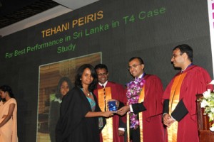 Tehani Peiris: Sri Lanka prize winner for T4 Case Study receiving the award from Chief Guest Koshy Mathai, IMF Resident Representative in Sri Lanka.