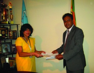 Horizon Campus has now achieved another first in Sri Lanka by signing a Memorandum of Understanding (MOU) with Lyceum International School, one of Sri Lanka’s reputed and recognized international schools to award 100% scholarships to students of Lyceum who are high achievers. The MOU was signed by Upul Daranagama – Chief Executive  Officer, on behalf of Horizon College of Business Technology and Kumari Grero – Coordinating Principal, Lyceum Group of International Schools on September 11, 2012.