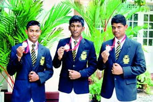 Nadeeka Danushika, Lakshan de Silva and Kavindya Ranasinghe with their medals.