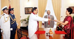 Chief Justice Shirani Bandaranayake receiving her letter of appointment from the President