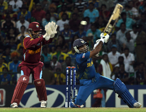 Superlative Mahela Jayawardene who was unstoppable plays an unorthodox shot during his epic 65 not out. 							                   - Pics by Amila Gamage