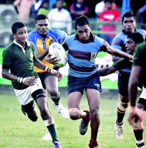 Dharmaraja almost took Isipathana by surprise but suffered a 15-27 loss in their Schools KO match on Friday. - Pic by Ranjith Perera