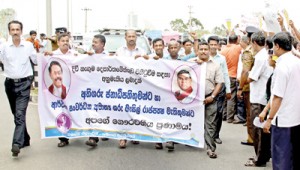 Government supporters holding a demonstration outside Parliament calling for the implementation of the Divineguma Bill