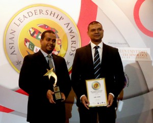 Mr. Tilan Wijeyesekera (President SLIM) and Mr. Sanath Senanayake (CEO SLIM) receiving the award at the Asian Leadership Awards 2012