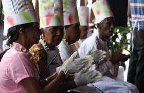 SL elders enjoy Christmas cake mixing tradition