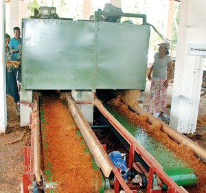 The efficient coir machine. Pic by M.D. Nissanka