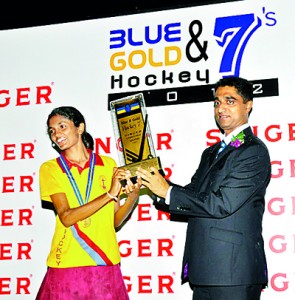 Pushpadana skipper Chathurika Ekanayake receiving the trophy form Dayan Rajapakse (MD/CEO of ESoft Computer Studies)