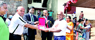 Picture shows Chandana Perera , the President OBA handing over the appreciation plaque to Sunimal Rupasinghe. Also in the picture is the Chief Guest of the Kids Talent Identification Programme Prema Pinnawala , former General Secretary of the AAA and Major D.A. D. Wanaguru Principal of St John’s College, Nugegoda .