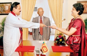 Chief Justice Shirani Bandaranayake receiving her appointment letter from President Mahinda Rajapaksa.