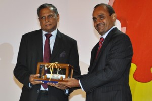 Mr. Hemaka Devapriya Senarath Amarasuriya� being inducted in CA Sri Lanka Hall of Fame by the President of the Institute, Mr. Sujeewa Rajapakse