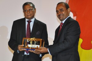 Mr. Hemaka Devapriya Senarath Amarasuriya being inducted in CA Sri Lanka Hall of Fame by the President of the Institute, Mr. Sujeewa Rajapakse