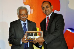 Mr. Augustine Thavarajan Benedict being inducted in CA Sri Lanka Hall of Fame by the President of the Institute, Mr. Sujeewa Rajapakse