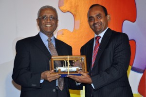 Mr. Viswanathar Kailasapillai being inducted in CA Sri Lanka Hall of Fame by the President of the Institute, Mr. Sujeewa Rajapakse
