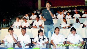 Picture shows OCA’s Zhou Jian watching the students writing their mock report.