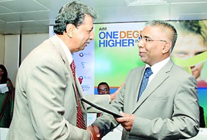 Romesh Fernando presenting a plaque of appreciation to  General Daluwatte