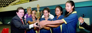 The champion Bandaranayake MV women’s team receiving the trophy from chief guest Julio Santana