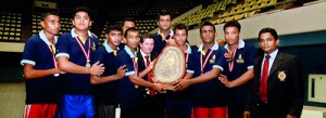 The champion Vidyartha men’s team receiving the trophy from chief guest Julio Santana.