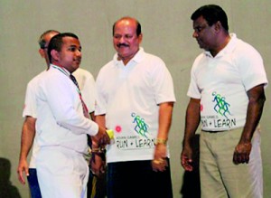 Sashin Karunaratne of Dharmaraja College, the best Young Reporter with Central Province Chief Minister Sarath Ekanayake.