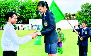 Under 19 girls champion Taryana Odayar receiving her award from the chief guest Niluka Karunaratne, the national badminton player.