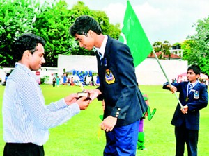 Under 19 boys champion Hikam Akram receives his award from the chief guest Niluka Karunaratne.