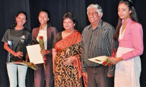 Winners of the Trip to Universiity of Canberra -Deanna Fakhir Alethea’s Juliet and Minuri Dharmasena  as Hermione & Samantha Modder of Gateway as Leontes in A Winter’s Tale with Mrs. Kumari Hapugalle Perera, CEO/MD of Alethea International School & Mr. Ajith Abeysekera, Chairman of Aspirations Education